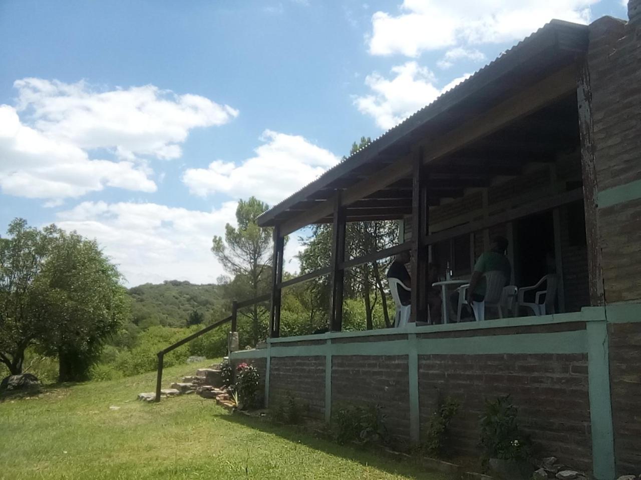 Las Acacias Refugio De Descanso La Falda Bagian luar foto